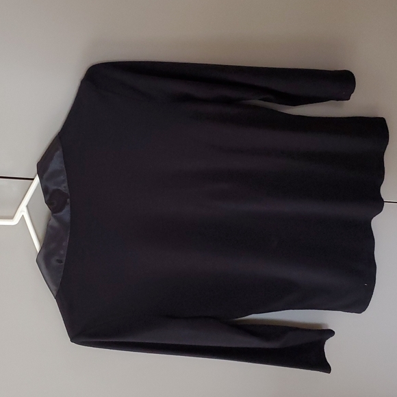 Old Navy v neck 3/4 sleeve black top - Picture 2 of 6